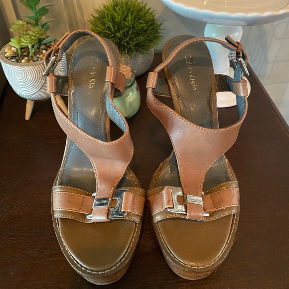 Calvin Klein tan platform heels - Picture 4 of 10